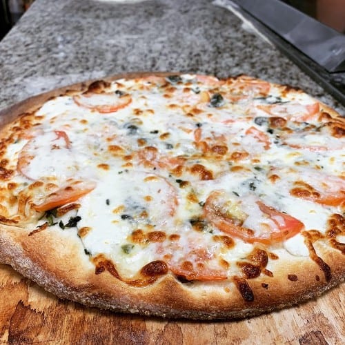Ricotta, Mozzarella, Sliced Tomato, Fresh Garlic & Fresh Basil Pizza (Small 10").