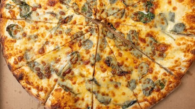 Ricotta, Mozzarella & Spinach Pizza (Round 21").